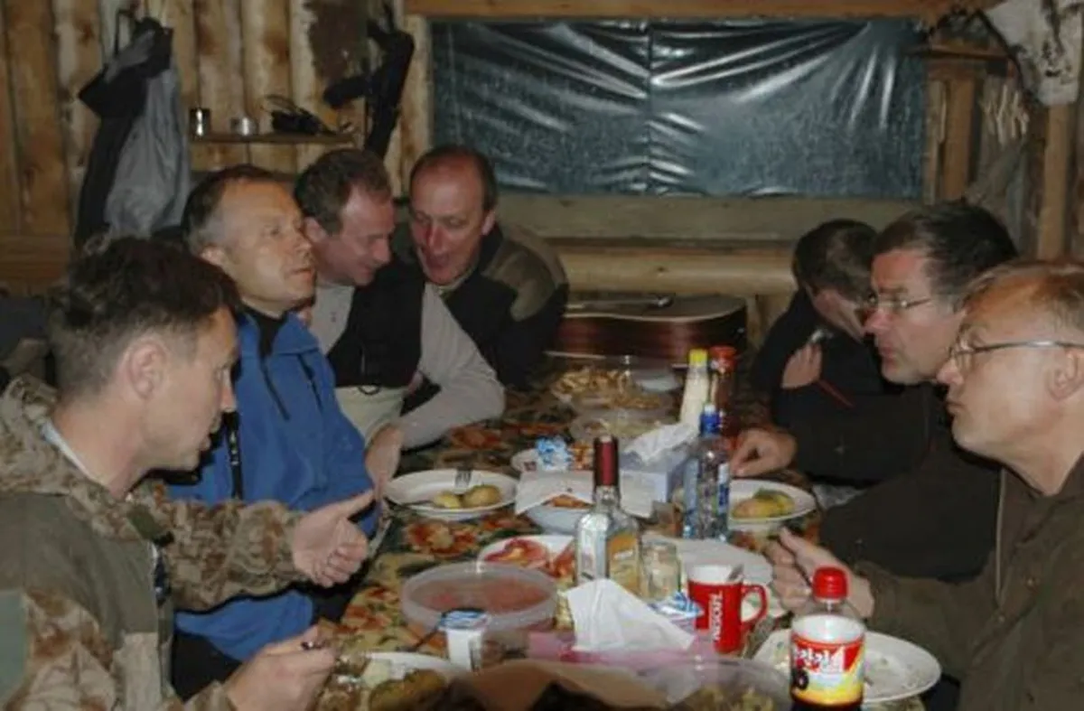 Фотография, имеющаяся в распоряжении Associated Press. Датирована 22 августом 2010 года. На фото видны люди, в том числе Илмар Римшевич и тогдашний руководитель российского предприятия по производству оружия "Институт исследования информационных технологий" Дмитрий Плищиков (третий слева).