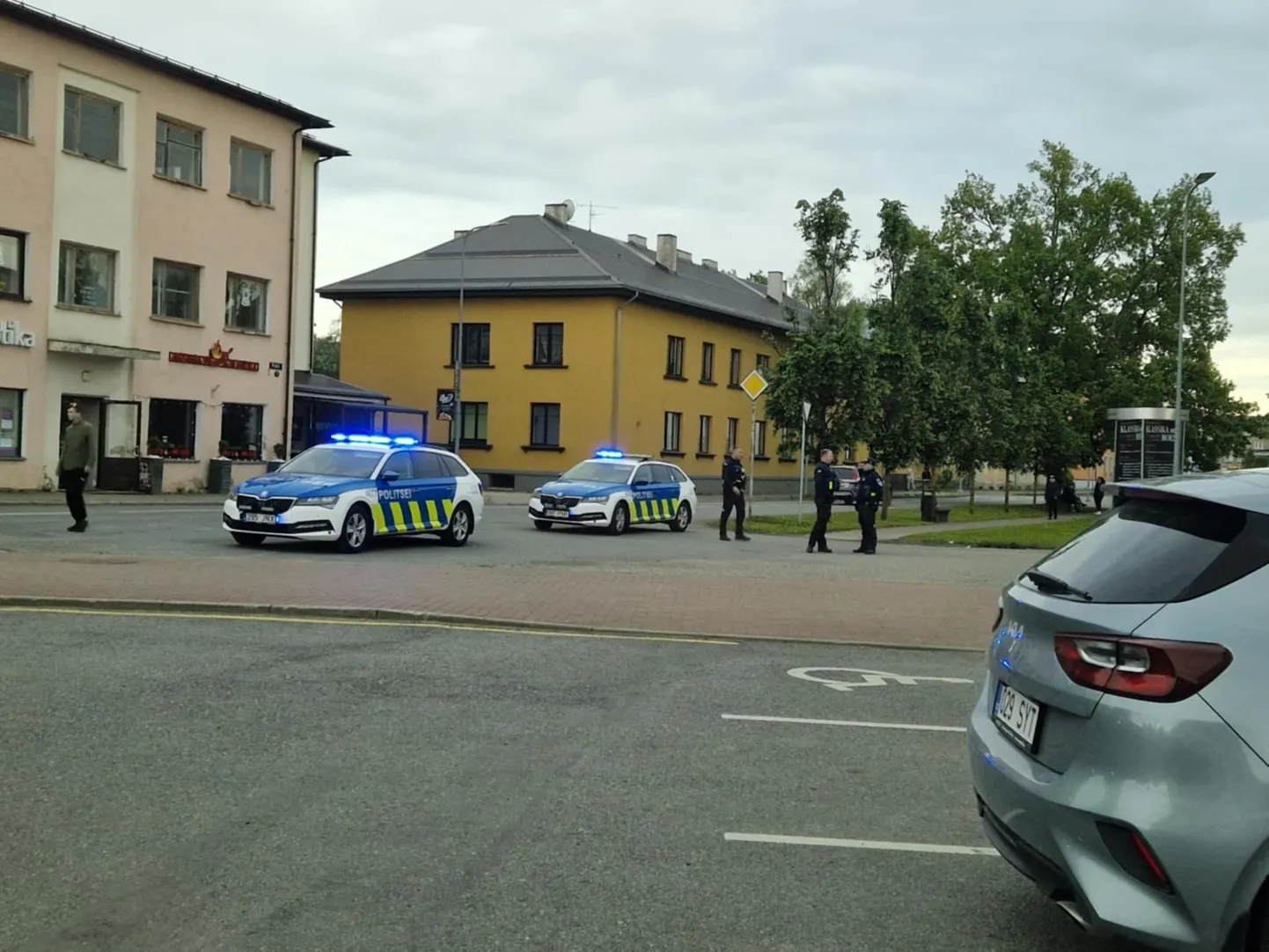 Politsei sulges toidukaupluse ümbruse kuniks olukorda kontrolliti.