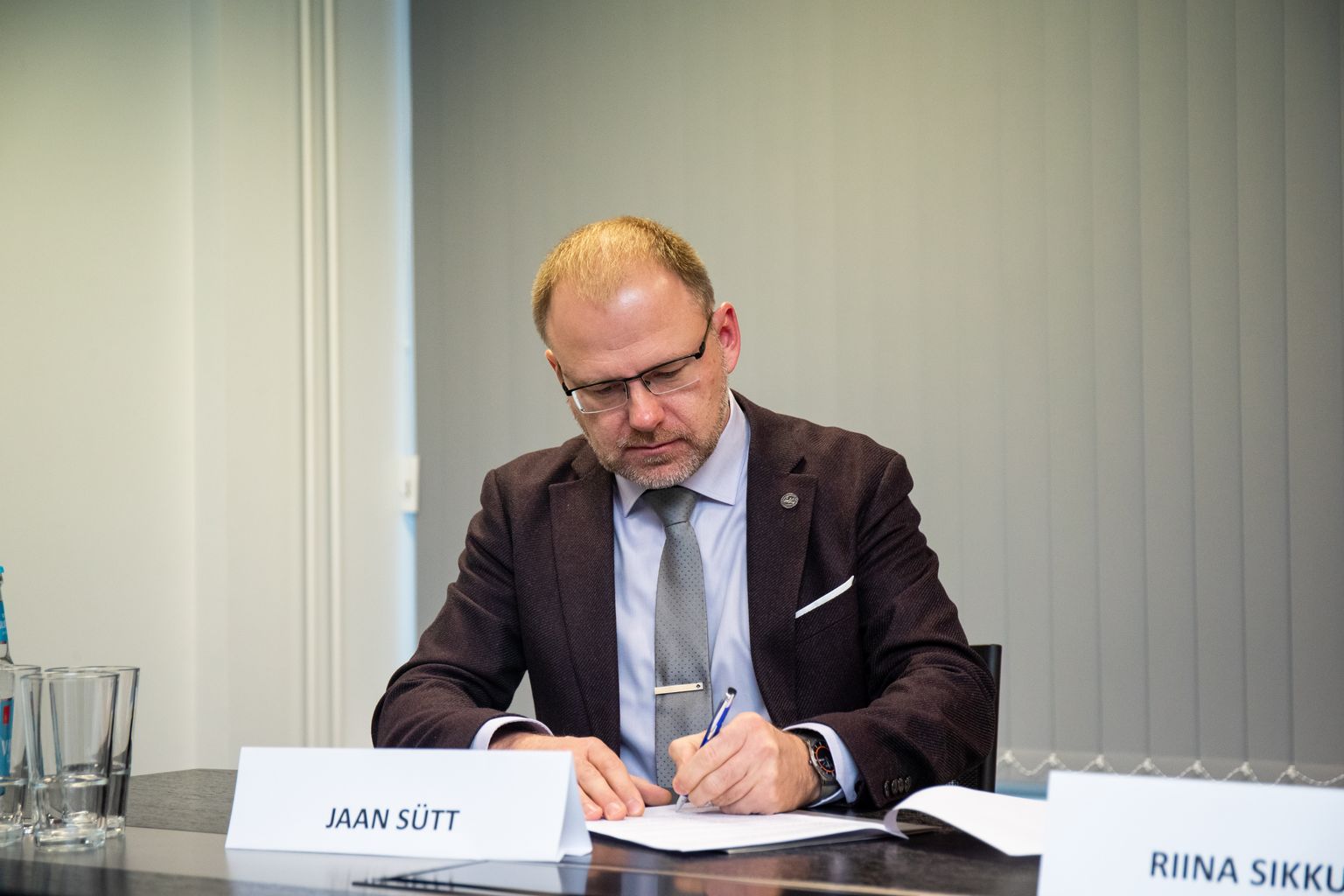 Arstide liidu juht Jaan Sütt tõdes, et paremad tingimused tagav uus kollektiivlepe motiveerib arste ja õdesid jääma Eestisse ka pärast reisipiirangute kadumist.