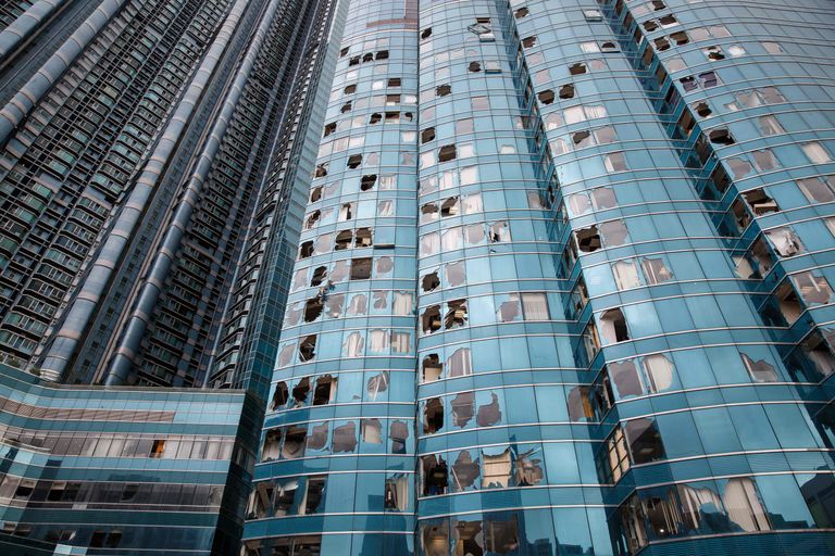 Hong Kongi kõrghoonete aknad taifuuni järel.