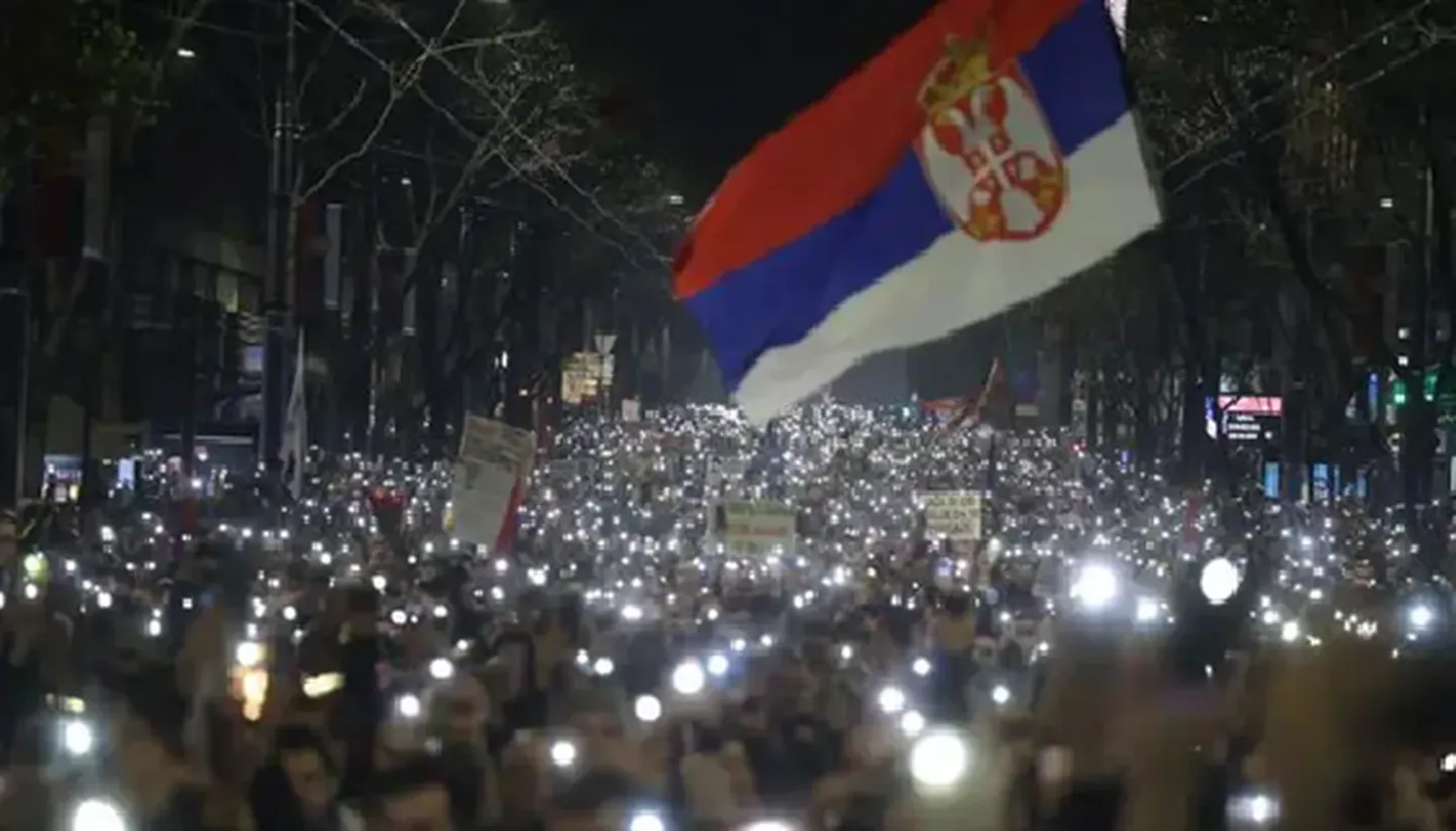 В субботу в Белграде прошла самая масштабная акция протеста за последние годы. Протесты в Сербии не прекращаются с ноября 2024 года