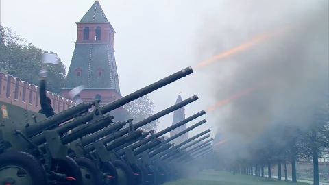 Видео ⟩ Кремль в дыму: артиллеристы расстреляли деревья, чествуя Путина