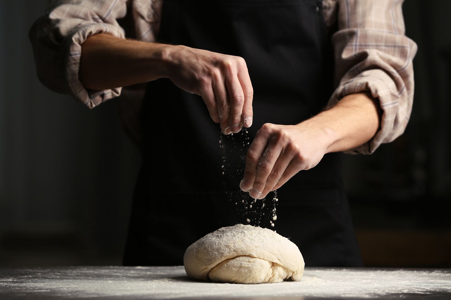 Процесс выпечки хлеба. Иллюстративное фото