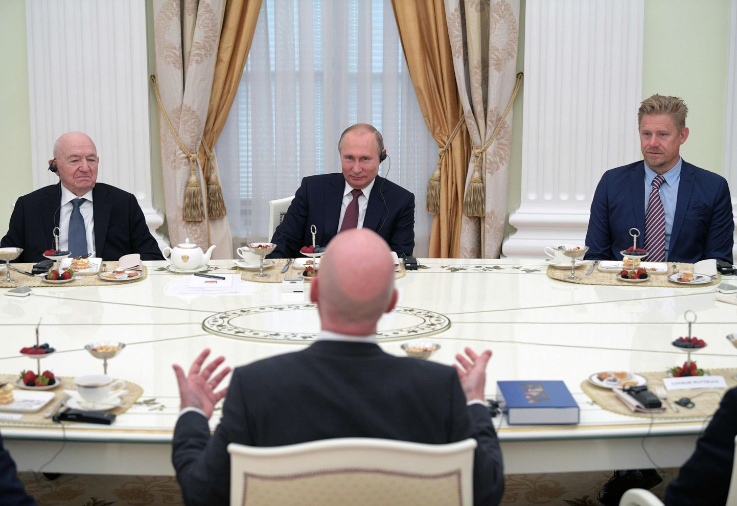 Vladimir Putin (keskel), FIFA president Gianni Infantino (seljaga) ja Peter Schmeichel (paremal).