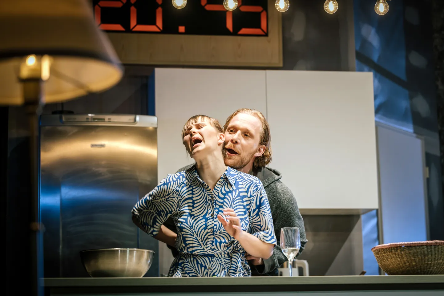 Põnevuslavastus «2:22» Kellerteatris, Maarja Tammemägi ja Pääru Oja