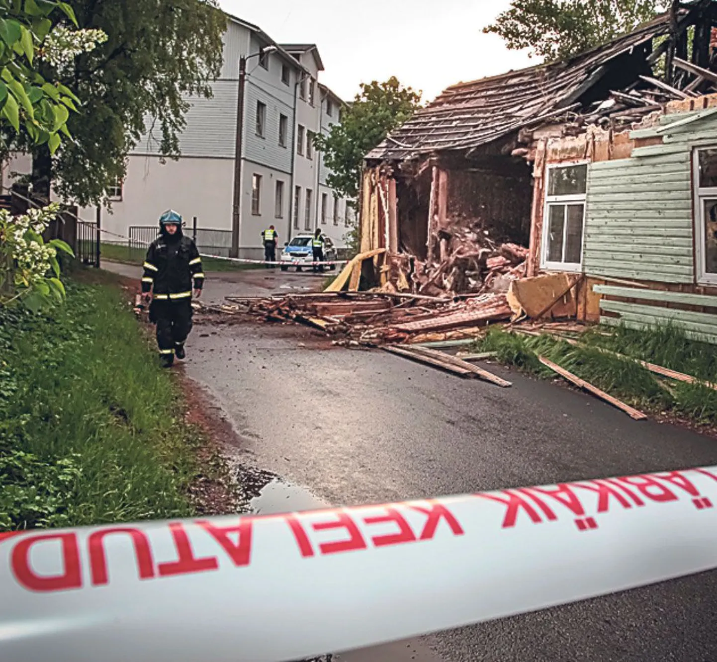 Pärnus Tui tänaval varises teisipäeva õhtul tänavale kaheksa aastat tagasi põlenud maja sein.