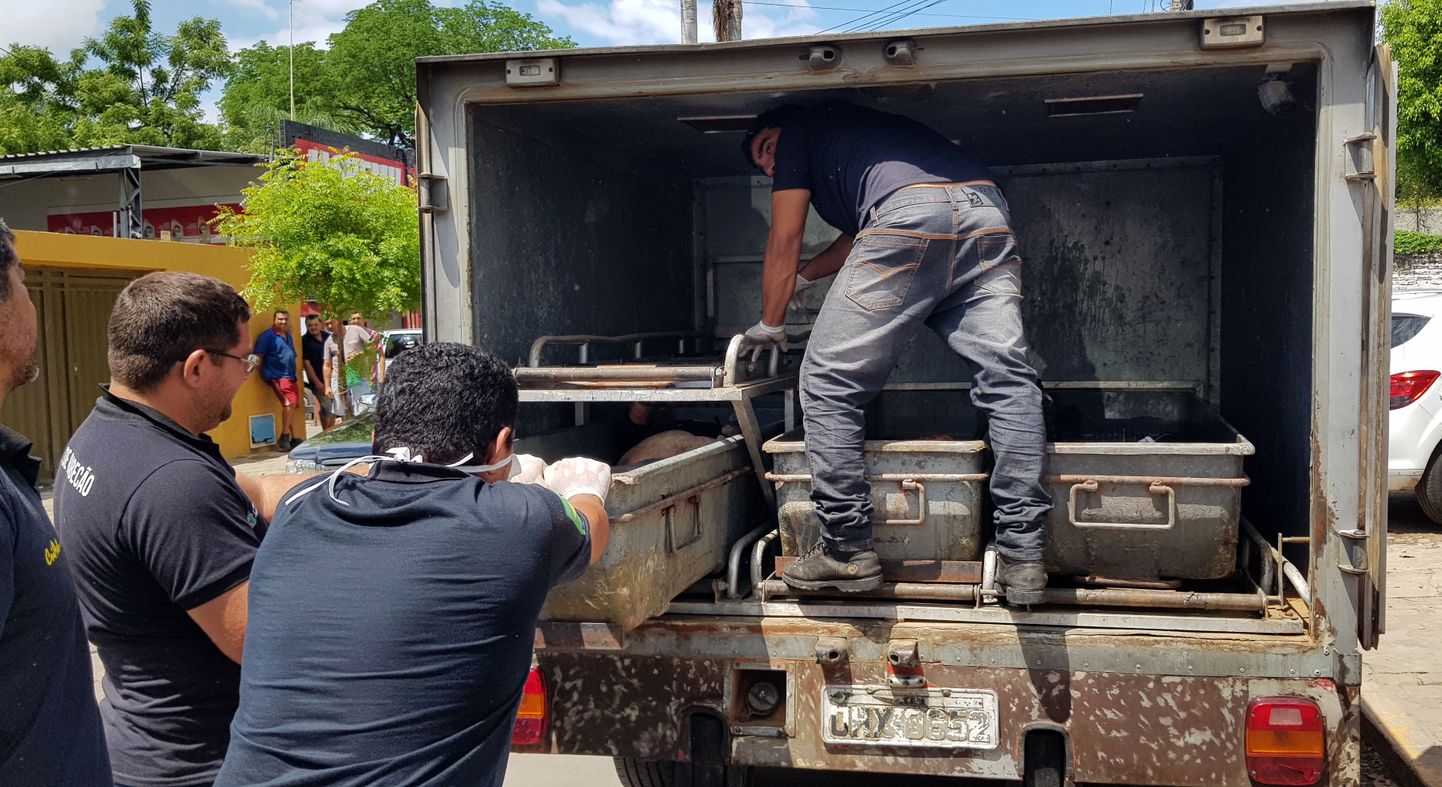 Pārvešanai uz morgu mašīnā tiek ievietoti līķi pēc apšaudes Milagresā, Searas štatā, Brazīlijā 2018. gada 7. decembrī.