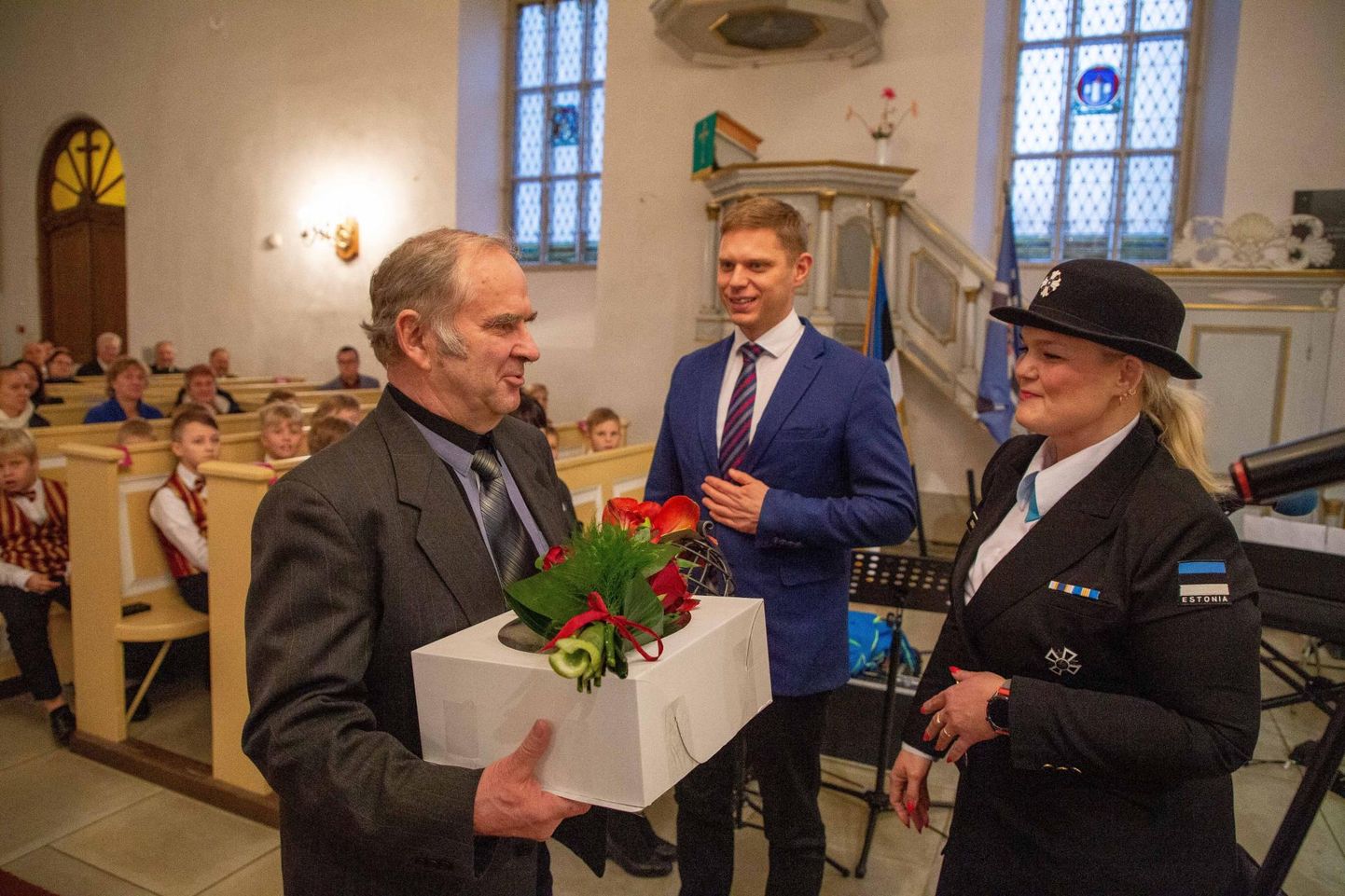 Gerly Leit Naiskodukaitse Järva ringkonnast õnnitleb Järvamaa 2020. aasta isaks valitud Endel Nurmsalu. Taustal Paide linnapea Priit Värk.
