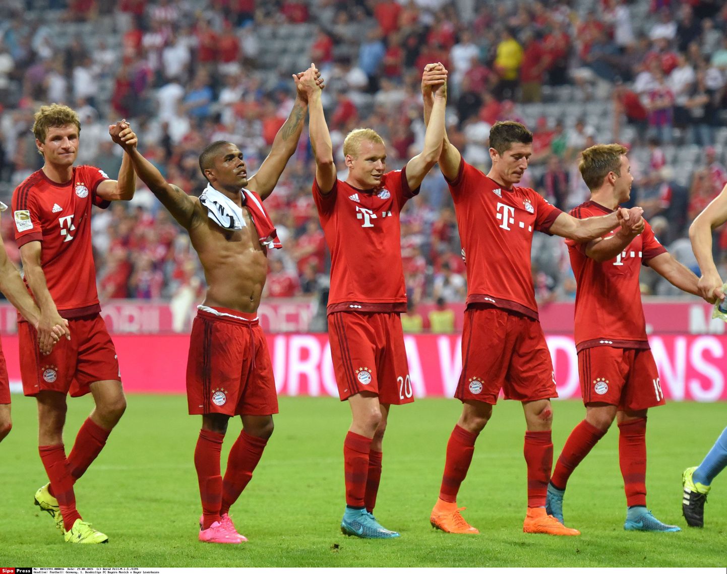 Pildil Müncheni Bayern mängijad Thomas Müller, Douglas Costa, Sebastian Rode, Robert Lewandowski ja Mario Götze