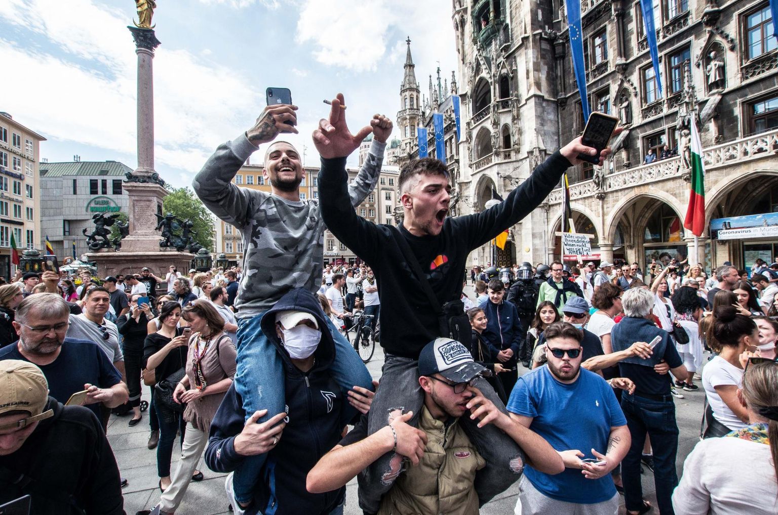 Möödunud reedel Münchenis toimunud koroonapiirangutevastasel protestil osales ligi 3000 inimest, nende seas vandenõuteoreetikuid, paremradikaalseid poliitikuid, paremäärmuslasi ja jalgpallihuligaane. 