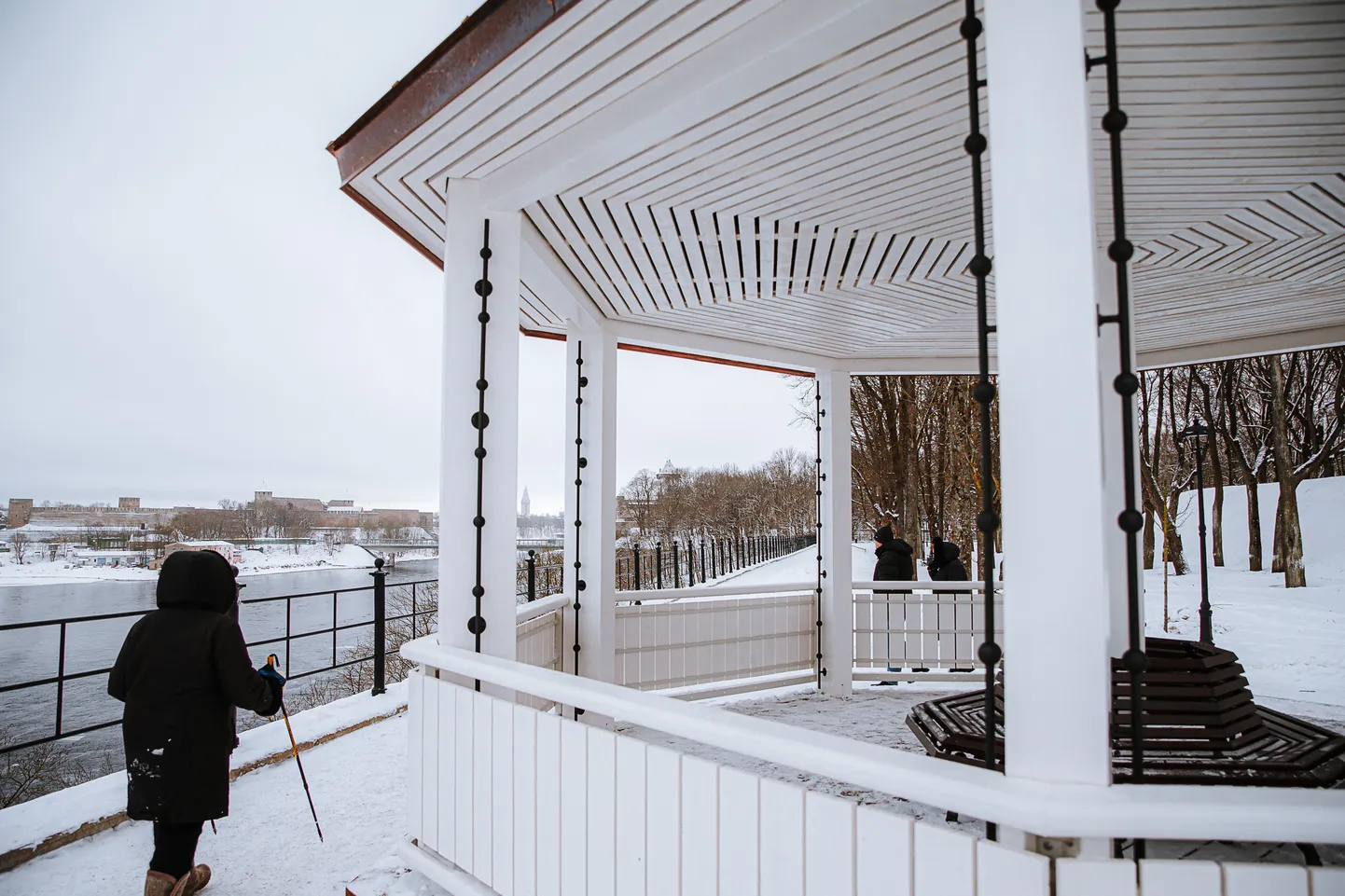 Pimeaia rekonstrueerimise käigus püstitati ajaloolisele kohale ka vaatepaviljon. Siit avaneb Victoria bastioni kõrguselt vaade piirijõele.