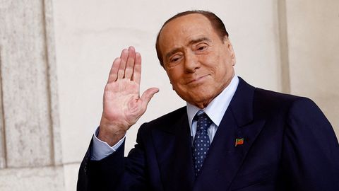 Berlusconi lubas jalgpalluritele hankida bussitäie prostituute