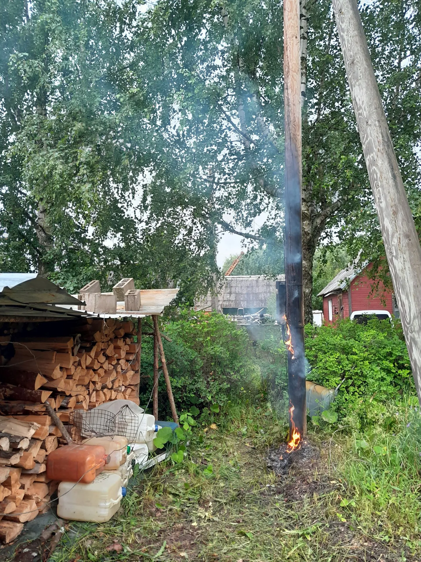 Kanepi vallas Hurmi külas süttis pikselöögist elektripost.