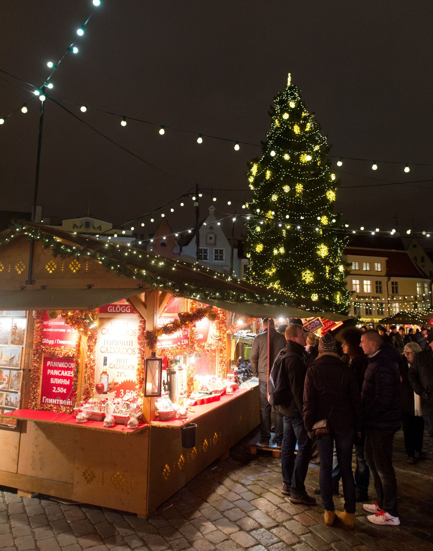 Traditsiooniline Tallinna jõuluturg Raekoja platsil.