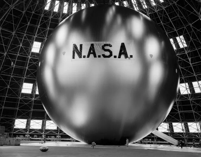 12. agust 1968
Passiivne sidetehiskaaslene Echo, mis oli loodud peegeldma raadiolaineid täispuhhutult NASA angaaris.