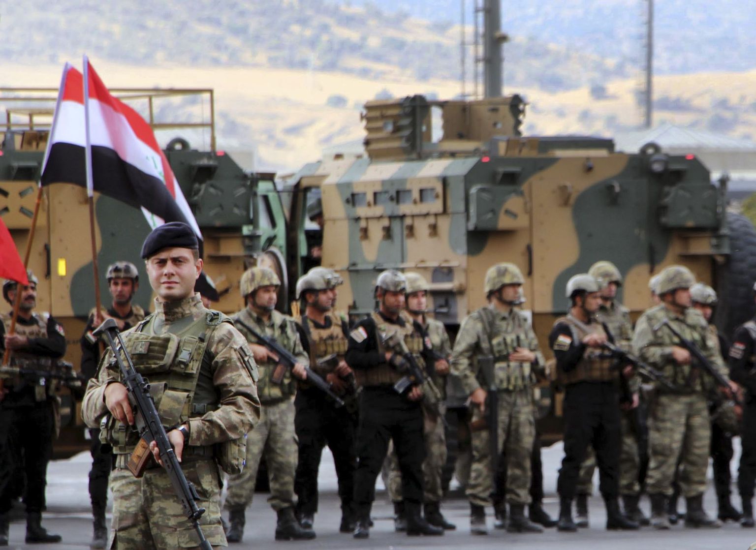 Türgi ja Iraagi sõjaväelased eile Ibrahim Al Khalili piiripunktis, kus viimased Kurdistani regionaalvõimu asemel kontrolli oma kätte haarasid.