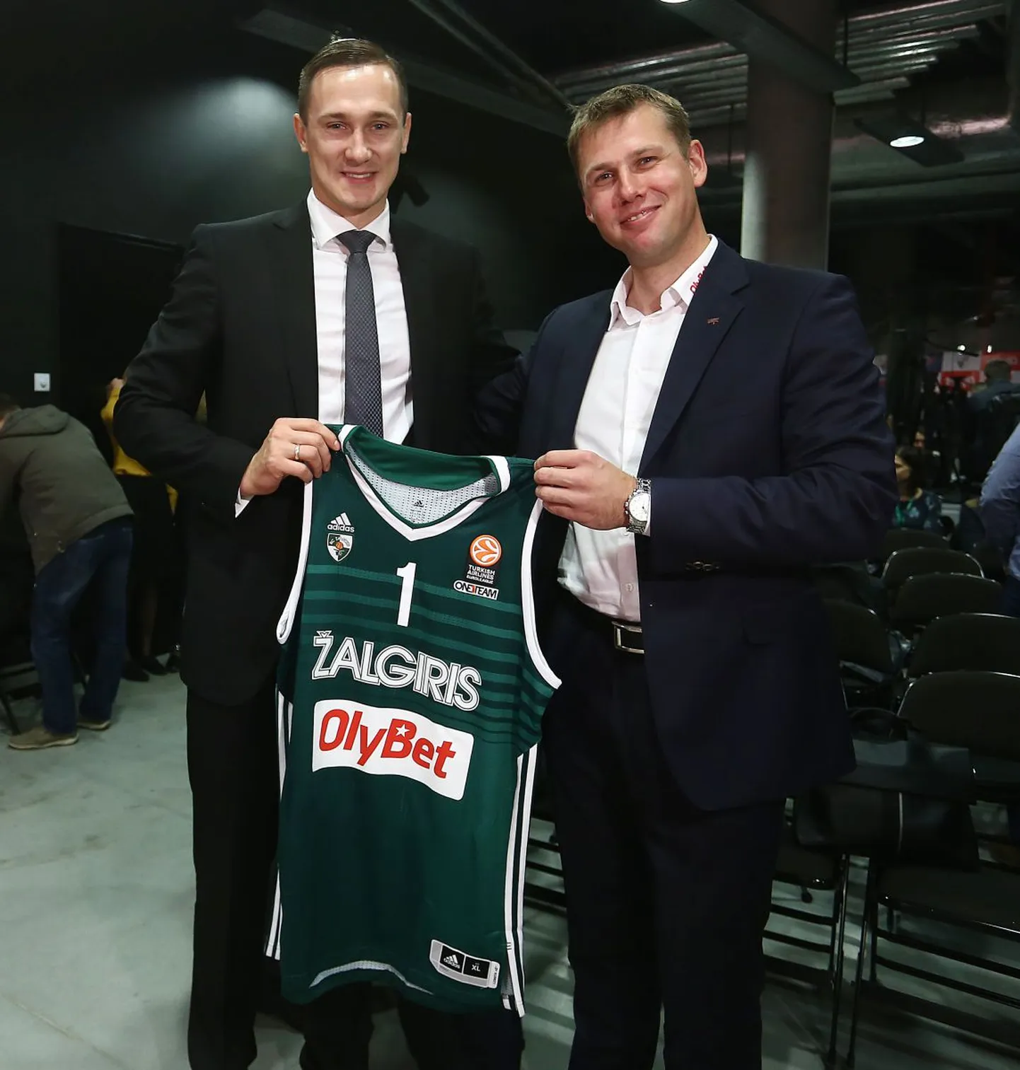 Kaunase Žalgirise staar Paulius Jankunas (vasakul) ja Olympic Entertainment Groupi juhatuse esimees Madis Jääger.