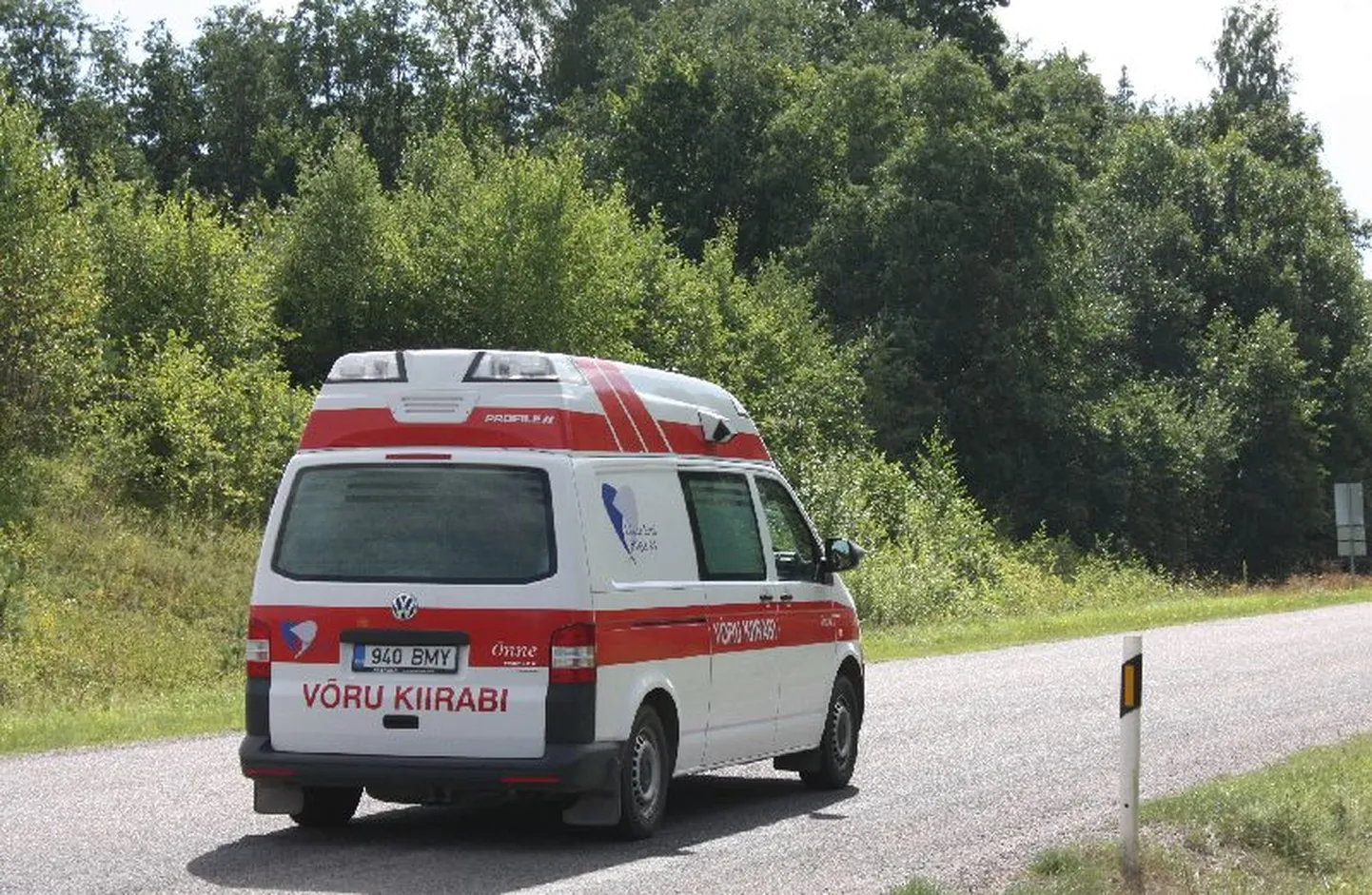 Kiirabi viis autojuhi tervisekontrolliks haiglasse. Foto on illustreeriv.