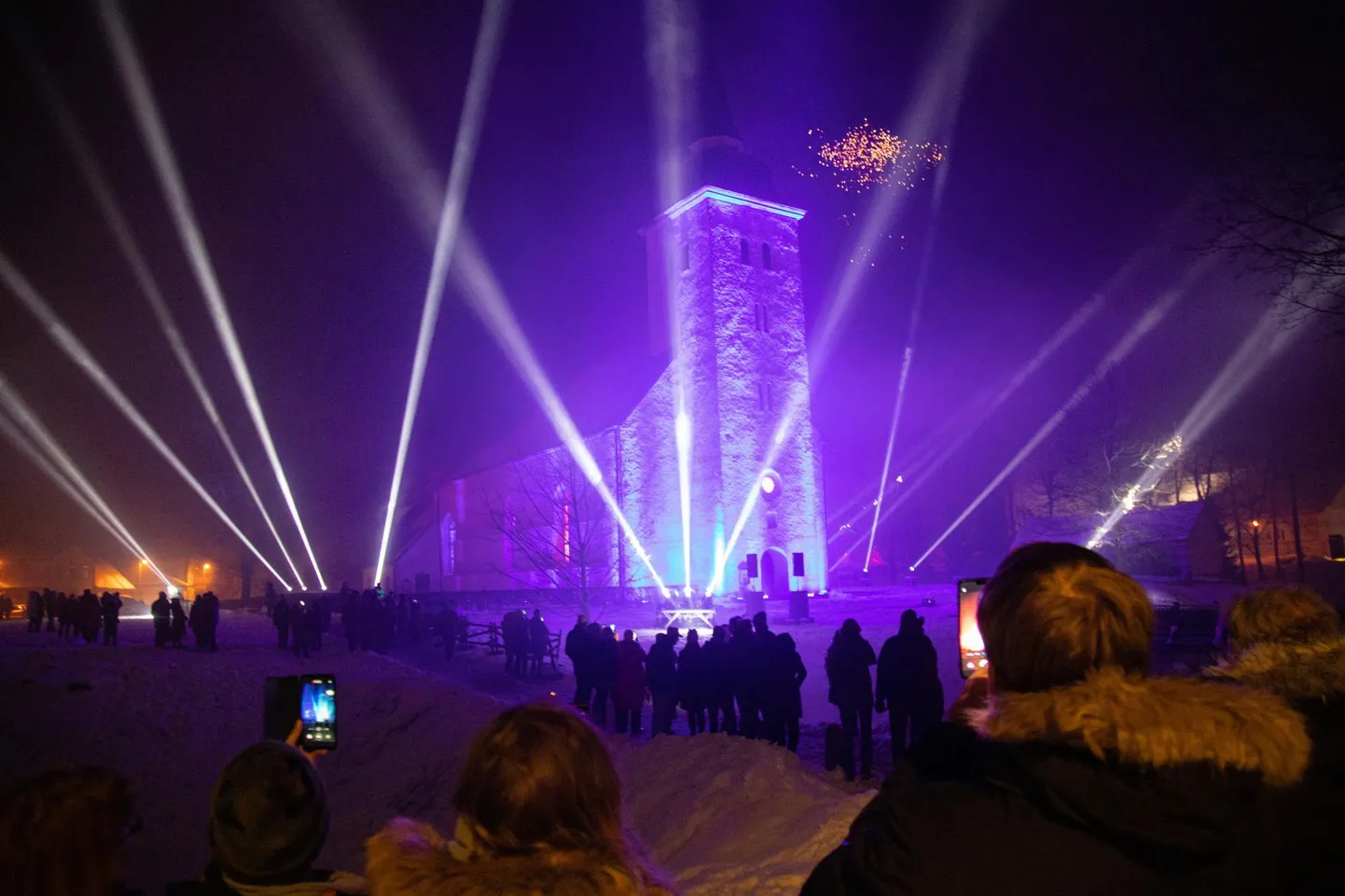 Tänavuse aasta saabumist tähistati Viljandi Jaani kiriku juures valgus- ja heliinstallatsiooniga "Wiljandi wirwalised".