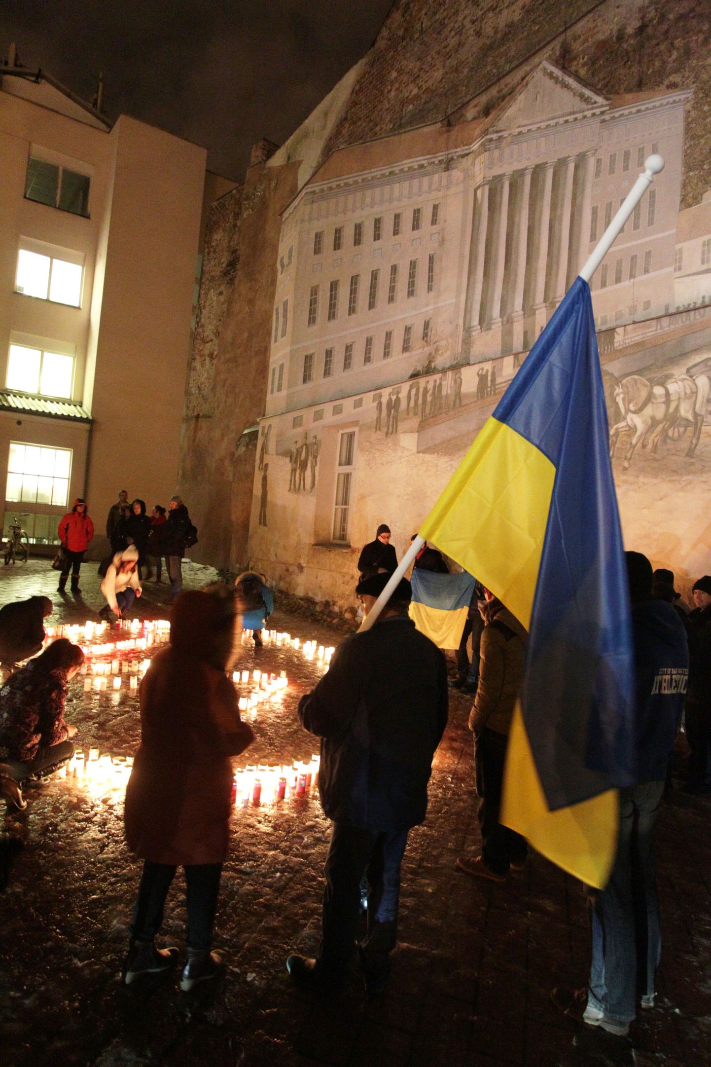 Inimesed kogunesid ülemöödunud nädalal Tartus Von Bocki maja juurde, kus süütasid küünlad Ukrainas hukkunute mälestuseks. Näha võis ka leina märgiks pooles vardas olevaid Ukraina lippe.