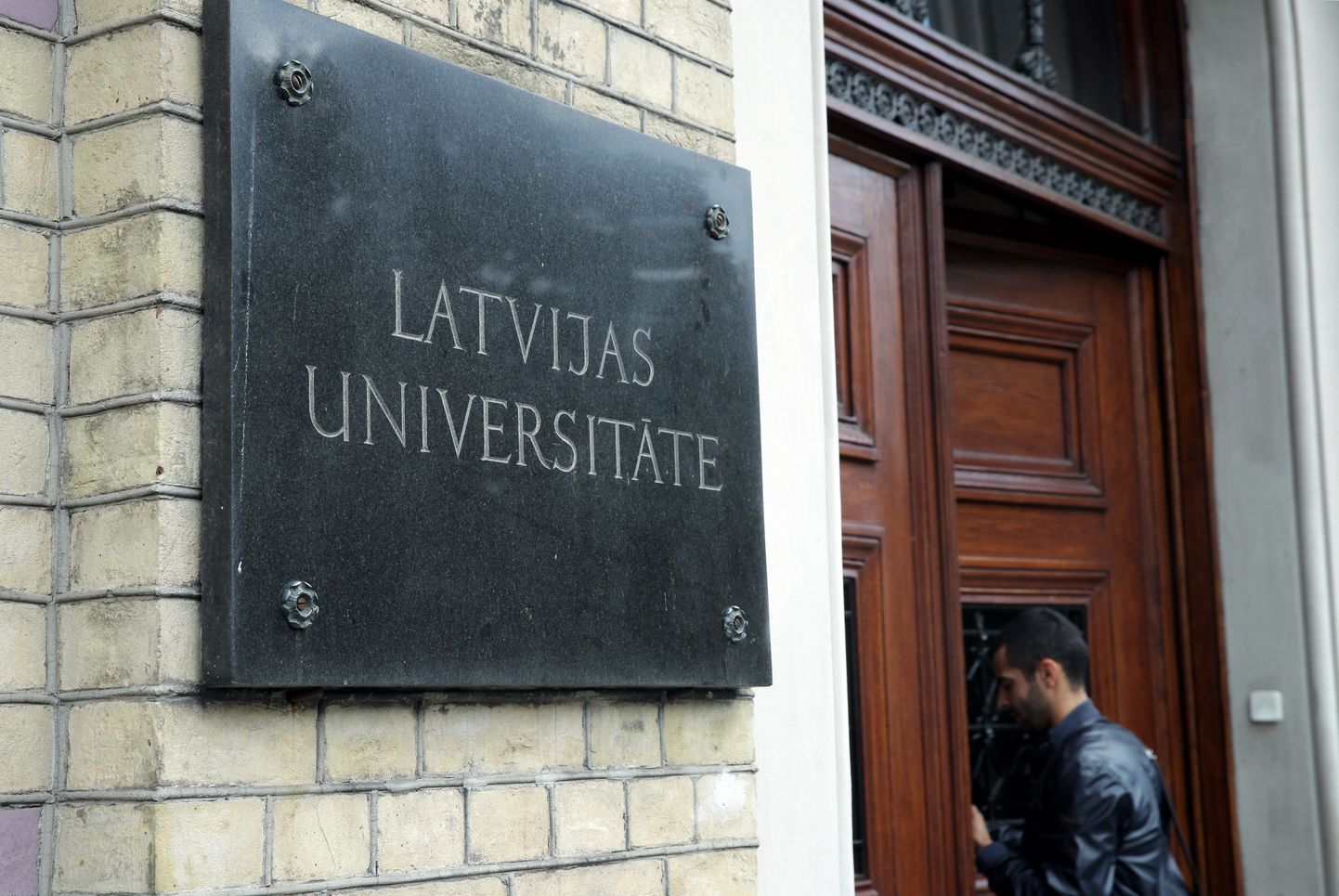 Табличка на здании Латвийского университета