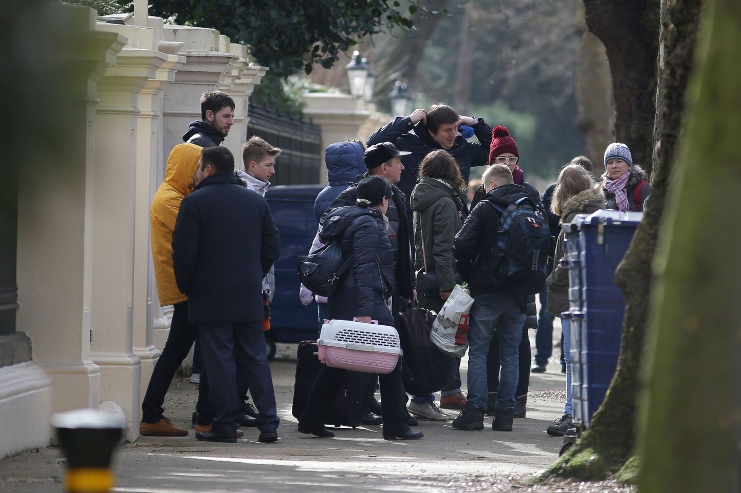Suurbritanniast välja saadetud Vene diplomaadid koos oma perekondadega Londonis 20. märtsil valmistumas riigist lahkumiseks.