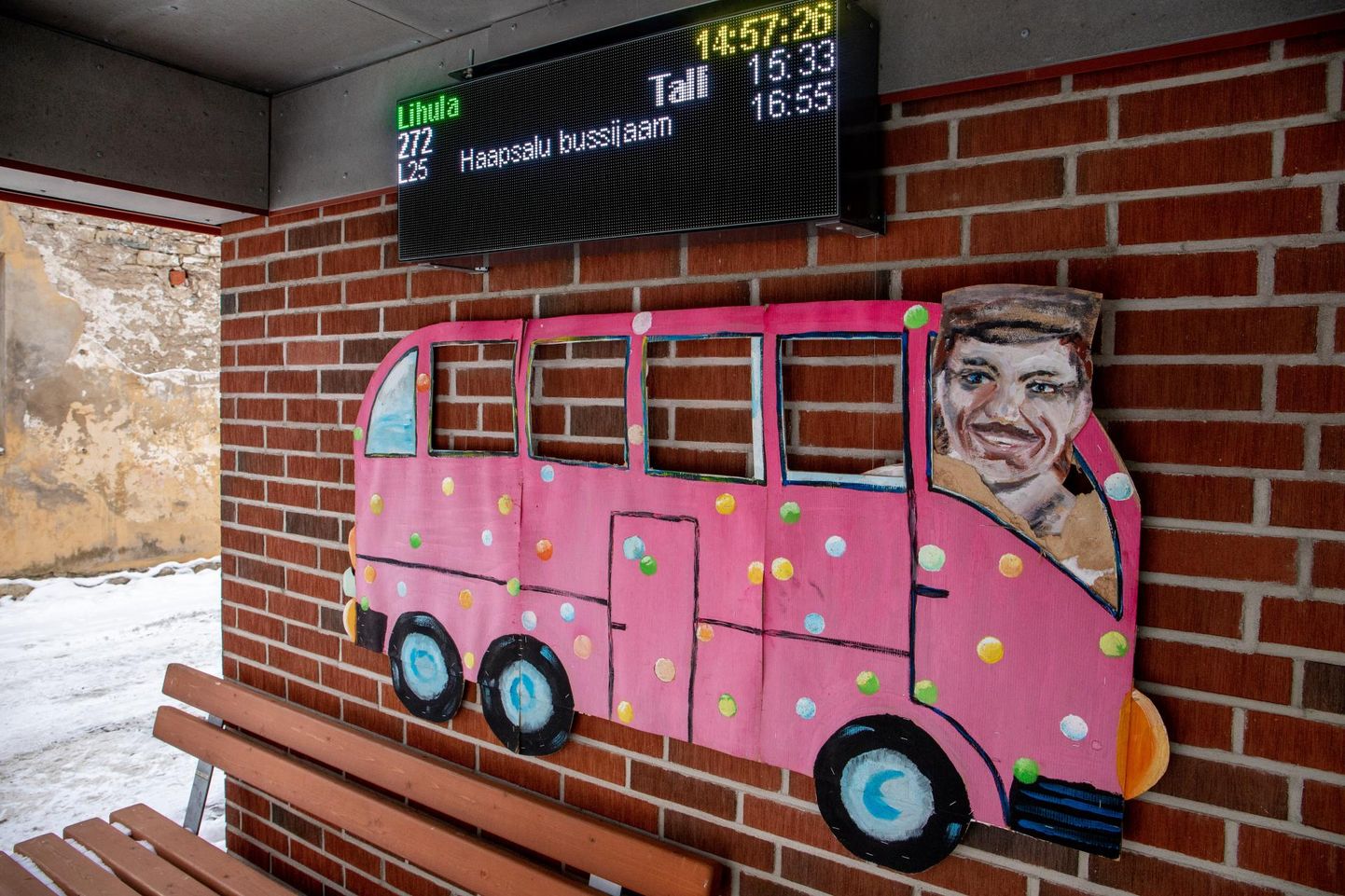 Lääneranna vallakeskuses Lihulas ilmestab bussijaama seina lõbus roosa täpiline buss, rõõmus juht selle roolis.