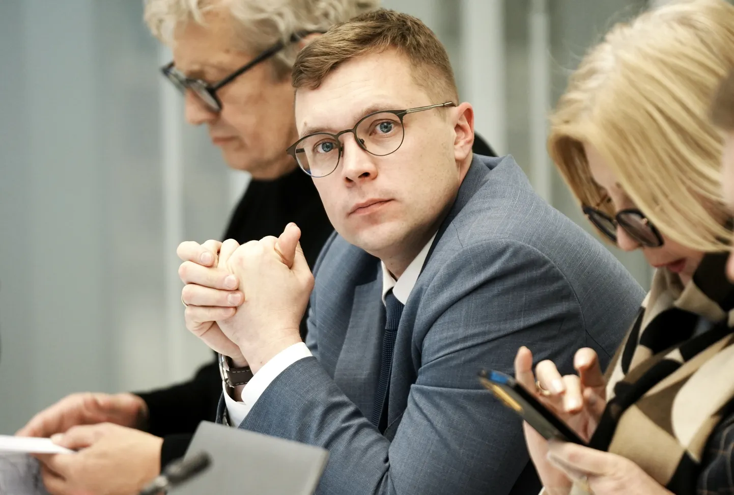 Saeimas deputāti - Ģirts Štekerhofs (no kreisās), Atis Labucis un Skaidrīte Ābrama piedalās Saeimas parlamentārās izmeklēšanas komisijas noslēguma sēdē par "Rail Baltica" projekta parlamentārās kontroles nodrošināšanu, lai apzinātu projekta īstenošanā pieļautās kļūdas un panāktu, ka tas kļūst par prioritāru valdības jautājumu.