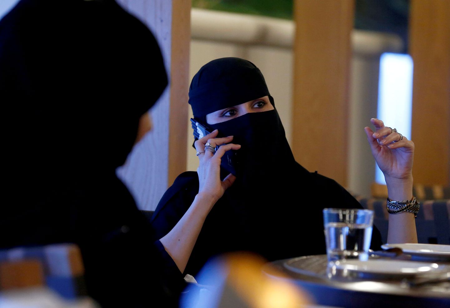 Saudi naine telefoniga rääkimas.