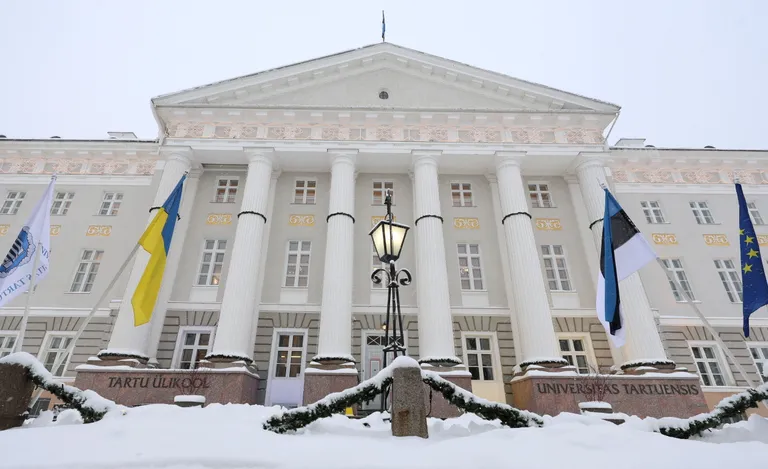 Tartu ülikooli peahoone 1. detsembri hommikul.