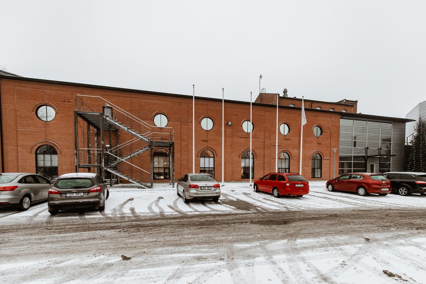 Ükski Tartu ülikooli Pärnu kolledži töötaja seni karantiinis pole, aga välismaalt tulnud on saanud soovituse kodus töö­tada.