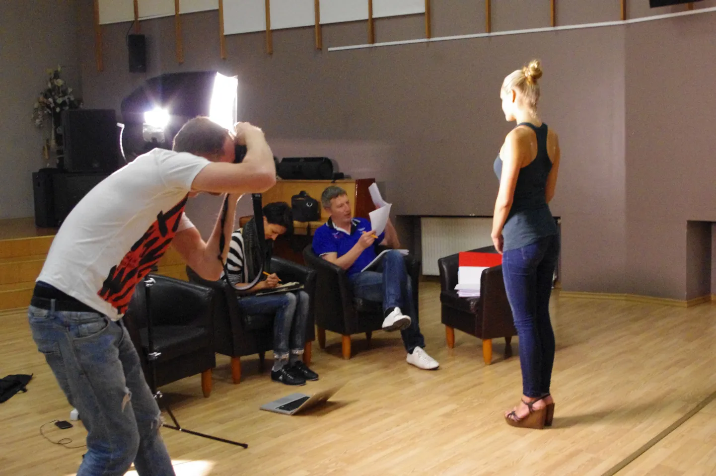 Žüriiliikmed Oliver Muraveiski (vasakult), Anastassia Balak ja Aivo Spitšonok vaatasid modellikandidaadid professionaalse pilguga üle.