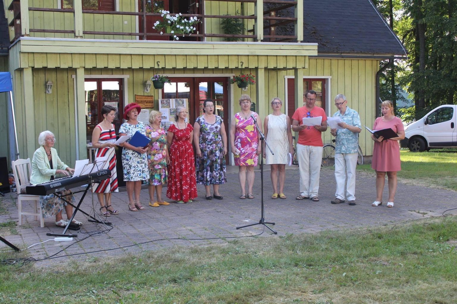 Tervituslaul kõlas Kiidjärve külakoorilt Tiiu Otsuse juhendamisel.