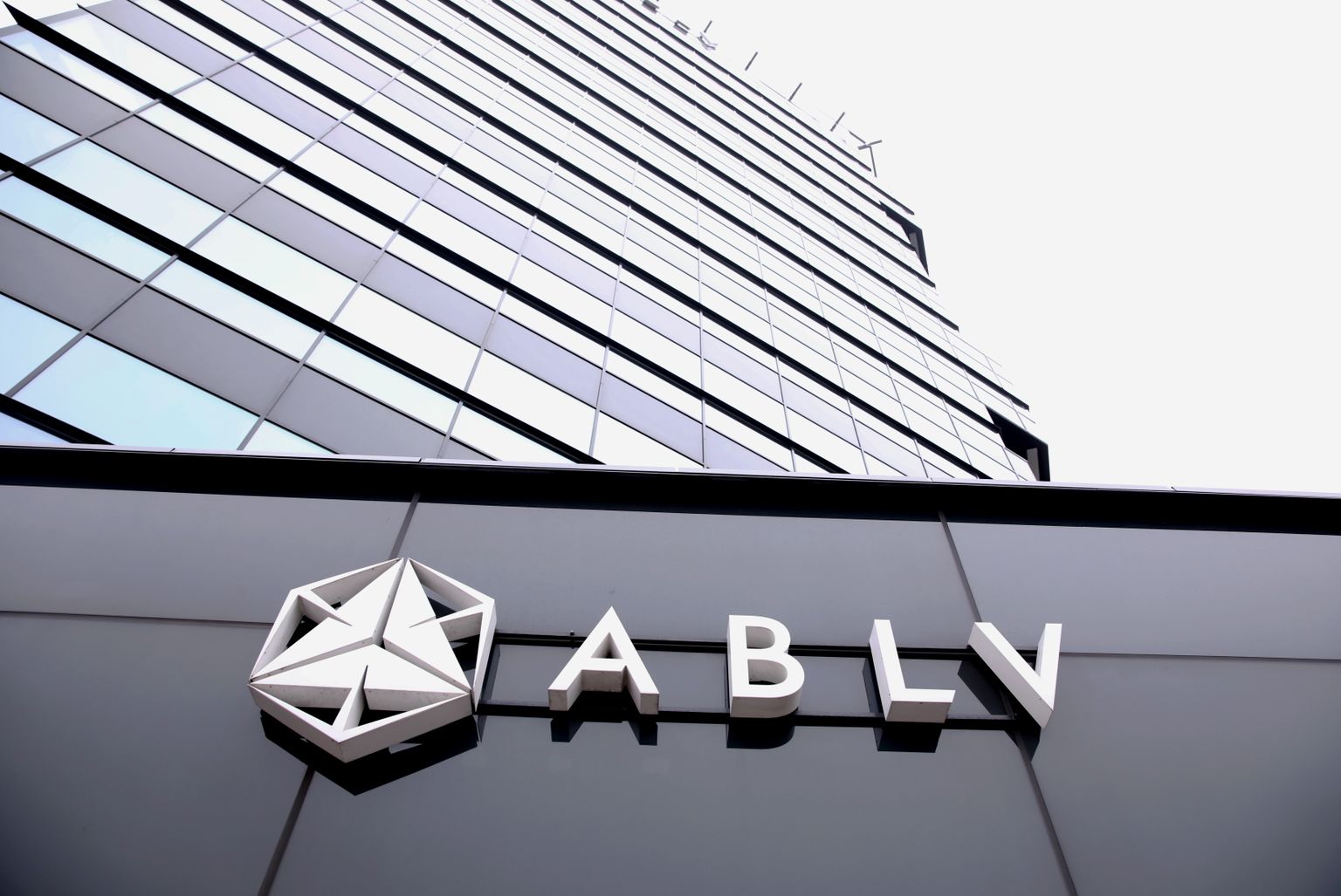 Likvidējamajā "ABLV Bank" centrālā ēka Skantes ielā 7.