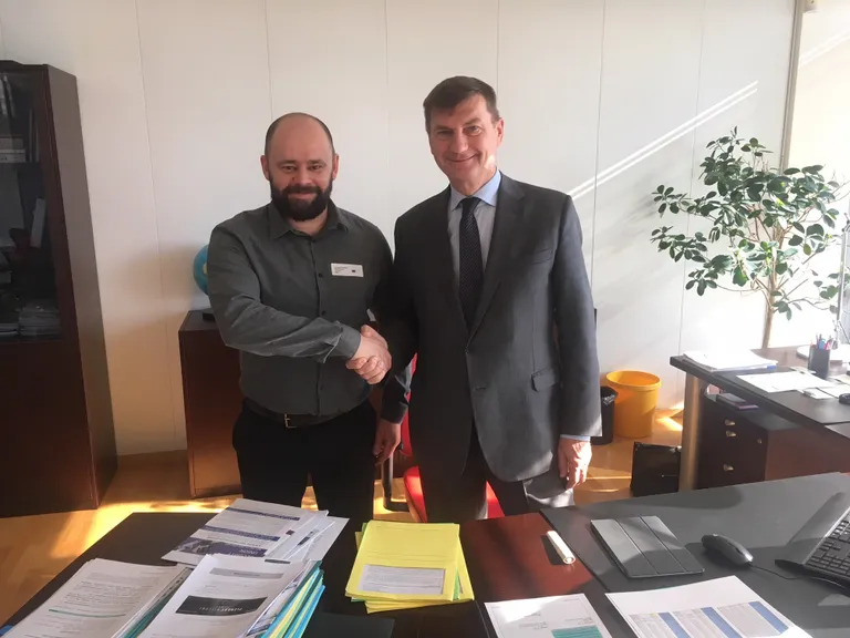 Raadio Elmar saatejuht Priit Rand ja Euroopa Komisjoni asepresident Andrus Ansip. Brüsselis, Euroopa Komisjoni hoones, Ansipi töölaua taga.