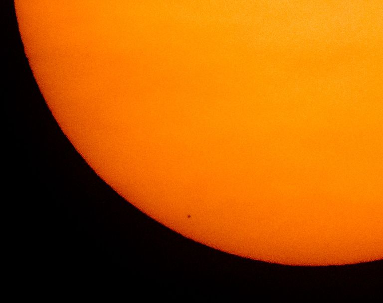NASA pilt, millel on näha Merkuuri liikumist päikese ees