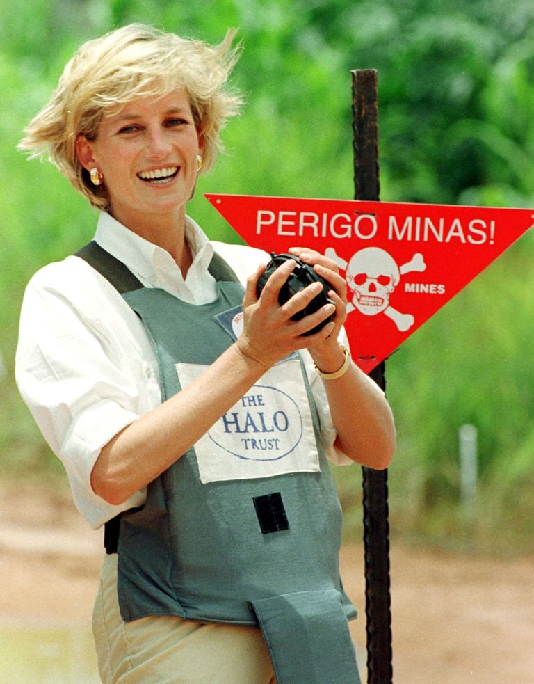 Printsess Diana hoidmas 1997 Angolas käes ohutut maamiini