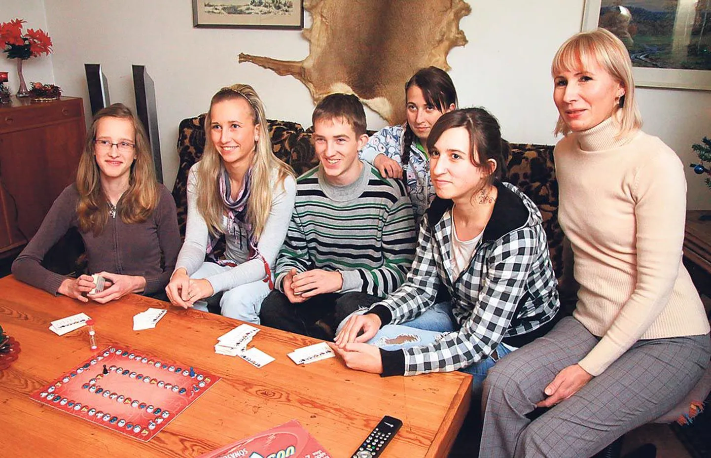 Diivanile rivistuvad Anne (vasakult), Maria, Madis, Riina, Liisa ja Kaire, pildilt on puudu Thomas ja Romek.