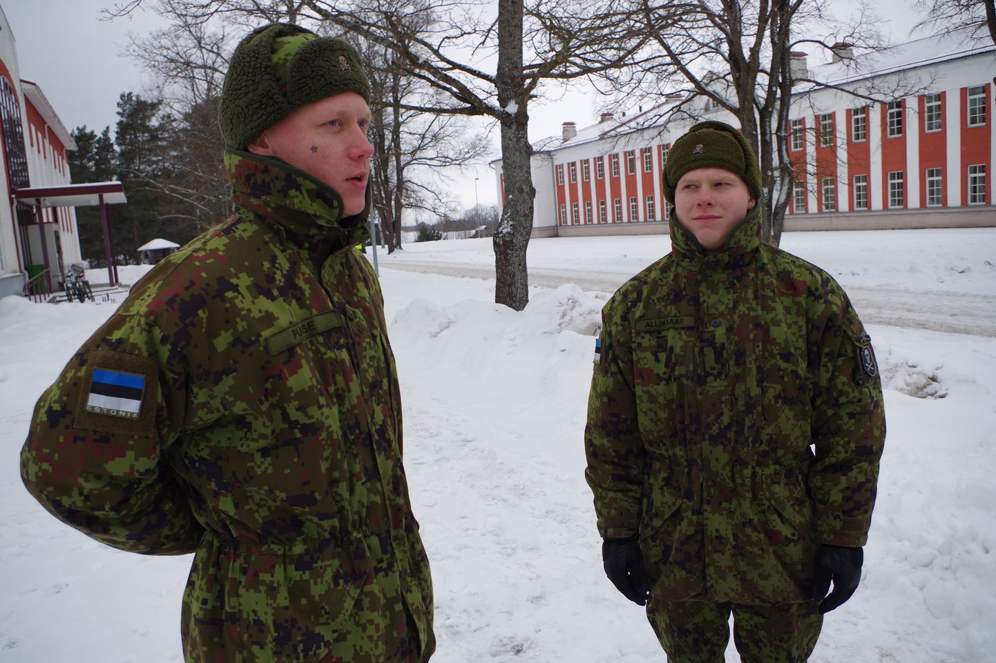 Kuperjanovi pataljonis aega teenivad väliseestlased Keith Pusse (vasakul) ja Fred Joonas Alliksaar tunnistavad, et seni raskeim katsumus on neil olnud sõduri baaskursuse lõpurännaku läbimine.