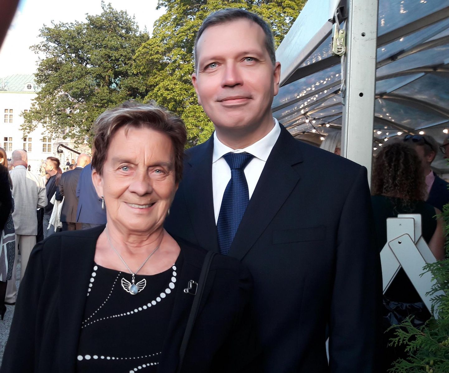 Ema-poja kaunid hetked: Maie ja Madis Orav Eesti vabariigi presidendi vastuvõtul Kadrioru lossi roosiaias 2019. aastal.