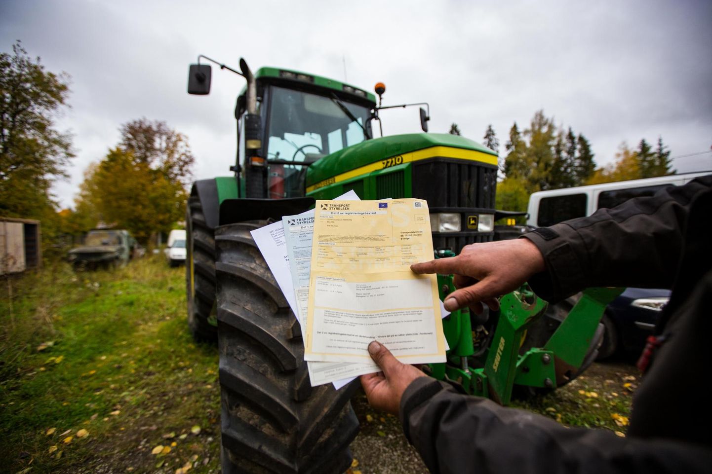 Paberite järgi igati korraliku minevikuga traktor, aga Eestis seda registreerida ei saa, sest maanteeameti hinnangul peab tehasetähise lööma raamile, mitte lipikule.