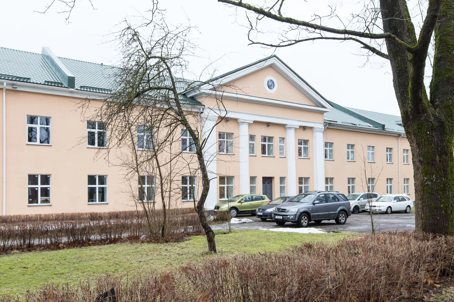 Ida-Virumaa kutsehariduskeskuse vana õppekorpus aitas koolimaja renoveerimise ajal hädast välja Jõhvi vene põhikooli pere, aga enam see asenduspinnaks ei kõlba, sest ekspertiis tuvastas hoones nii hallitusseente kui majavammi laia leviku.