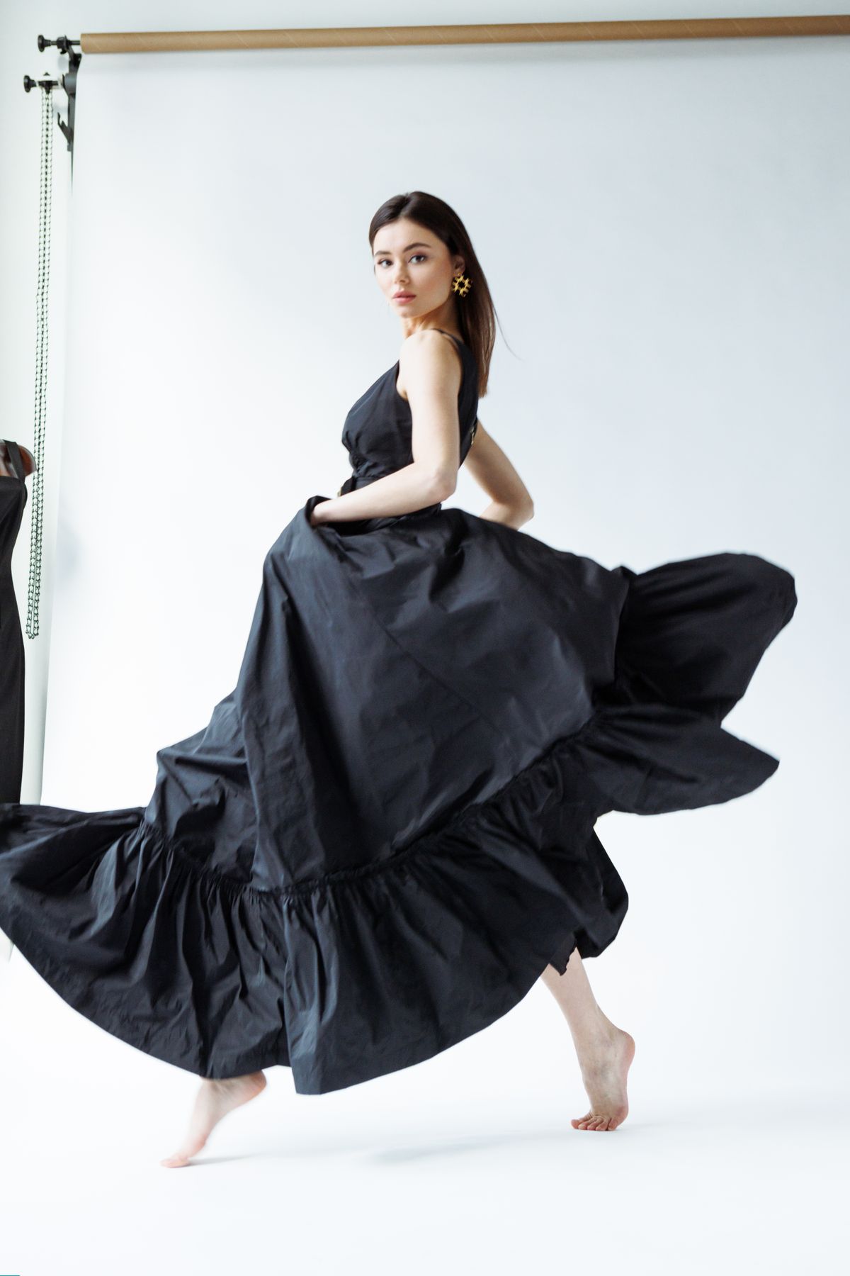 Mammu Couture’i kollektsiooni keskmes on brändile omane mustvalge temaatika ja peened tikandid.