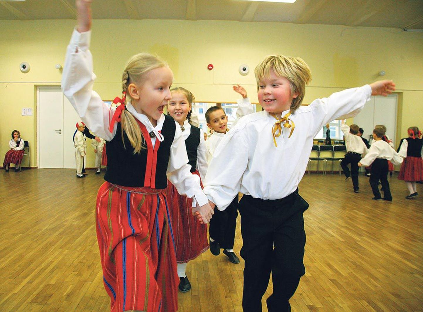 Pärnu ühisgümnaasiumis toimus XI noorte laulu- ja tantsupeo Pärnumaa tantsijate esimene eelproov.