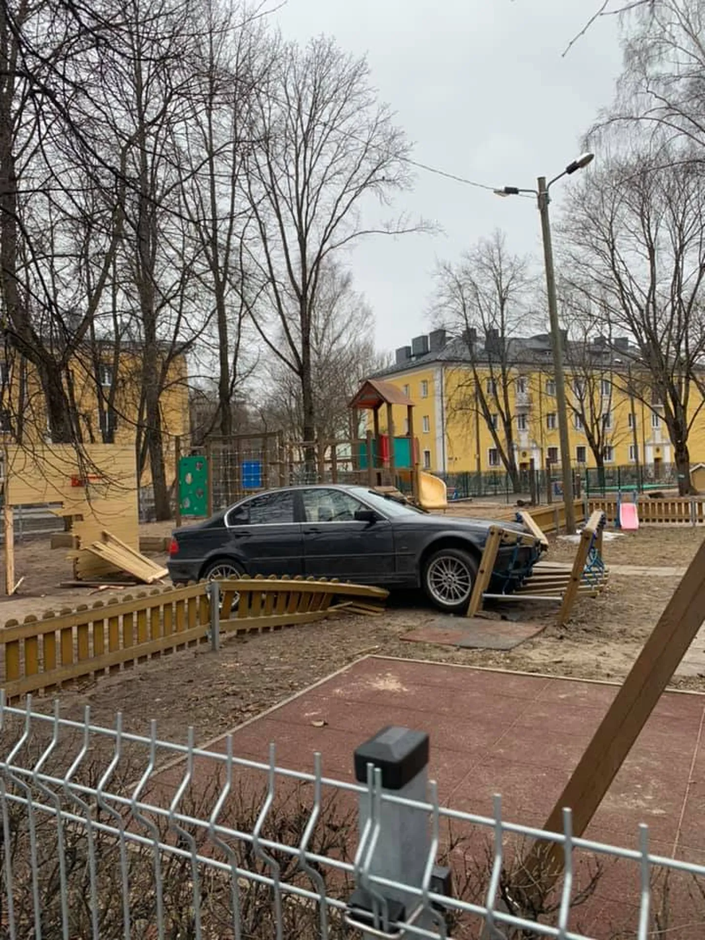 BMW sõitis lasteaia territooriumile, rammides aeda ja lasteaia hoovi.