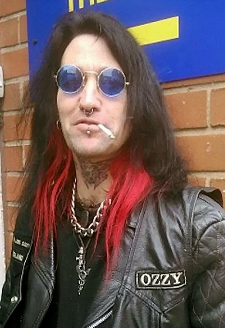 Ozzy Osbourne’i teisik Ozzy Diesel De-Wolfe kannab nahkjakki rokkari stiilis erksa salli, edevate ehete ja ümmarguste päikeseprillidega.