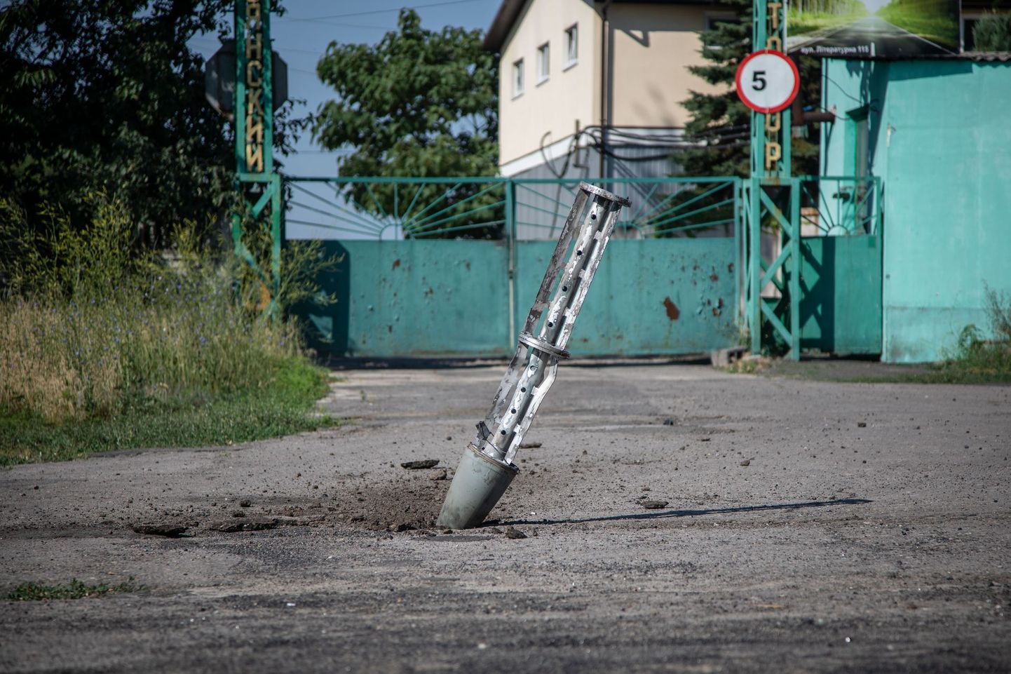 Kasutatud kobarpommikandja Ukrainas Slovjanski lähistel.