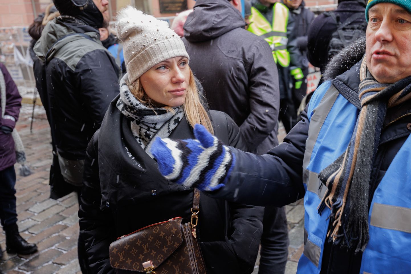 4 февраля 2023 года, акция движения Koos перед посольством России в Эстонии под названием Puhtad mõtted ja rahu. На фото - Юлия Соммер и Айво Петерсон.