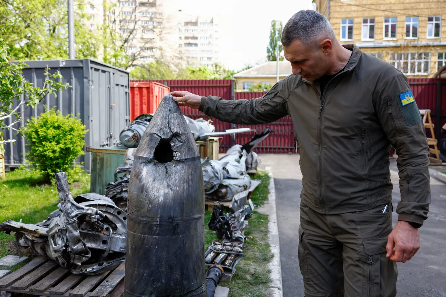 Мэр Киева Виталий Кличко у сбитой российской ракеты "Кинжал"