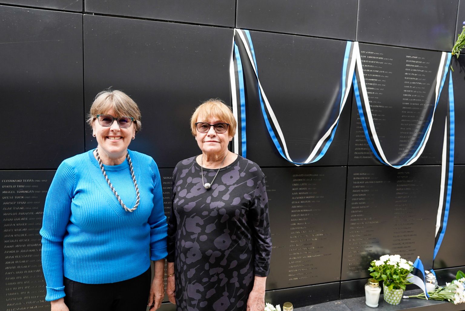 Gerhard Luki tütretütar Katherine Maret McKeown (vasakul) ning käesoleva loo autor Tiina Soomet 14. juunil 2022 Maarjamäel kommunismiohvrite mälestusseina juures. Sinna sai kirja ka Gerhard Luki nimi.